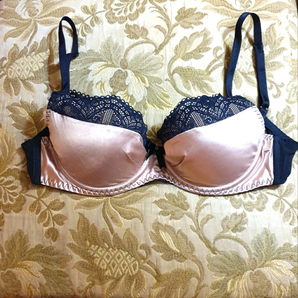 I'm selling Vintage Authentic Ceramics and Clothes. Also Modern clothes and bags - Picture 6 of 7